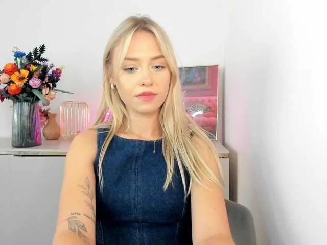 CindyGlam — I'm ready to dive into the ultimate kinky action. Do you have a special fetish? Reveal it to me, so we can go wild. I'm open to experiments, it's always great to try something new. I like to tease and seduce. I love seeing what effect I have on men....