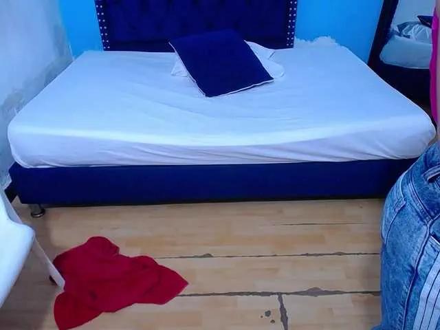 kinky-redhead18 — chupen los pezones