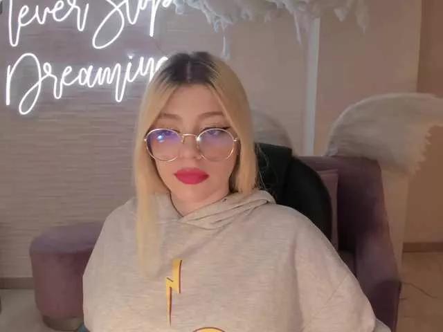 MadisonKane — I love meeting new people, having interesting conversations, and sharing exciting moments together.
