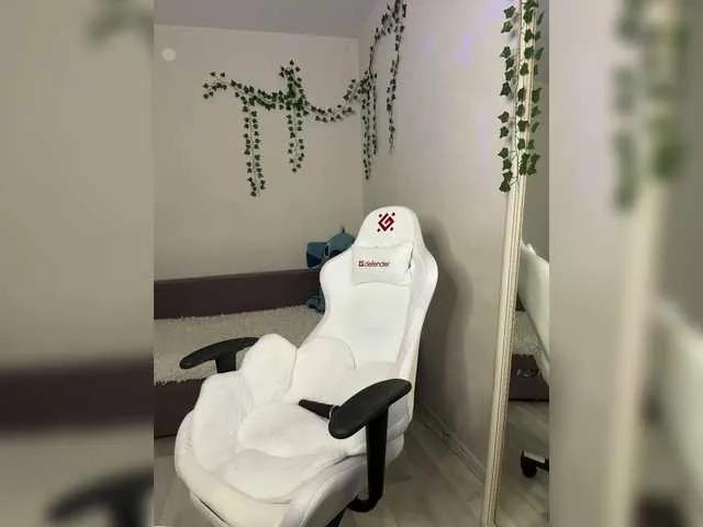 Freechat YoloLove on BongaCams