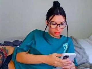 Offline tighttinymilf on CamSoda