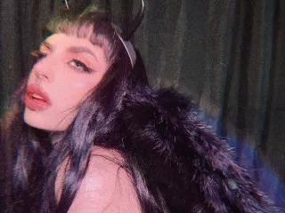 Offline lunaisgriffin on Streamate