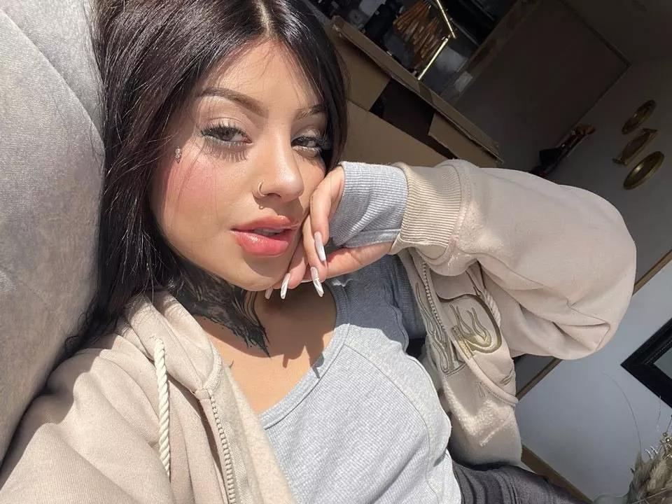 Offline MilaMonty on Streamate