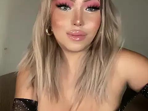 Freechat BigDominaMia on StripChat