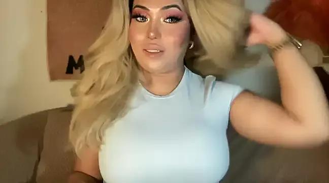 Freechat BigDominaMia on StripChat