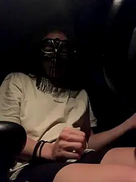 GoldenPussy1329 — Je me met du rouge  lvre