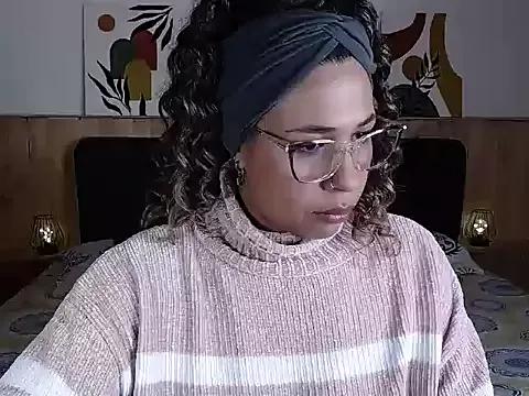 Freechat IVONNE_COLLINS33 on StripChat