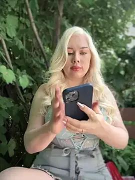 LaraHollywood on StripChat 