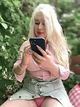 LaraHollywood on StripChat 