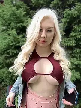LaraHollywood on StripChat 