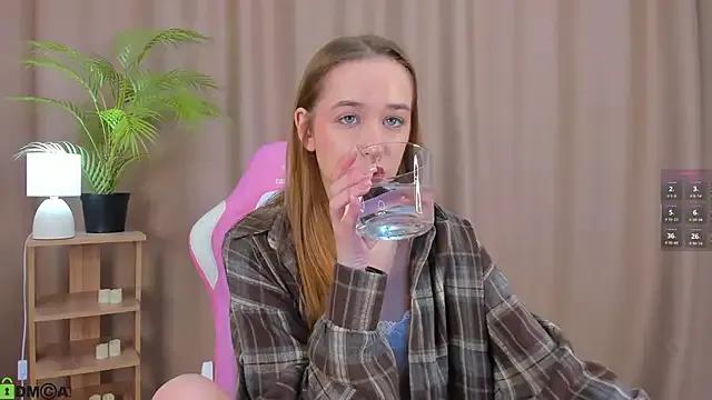 Sweett_Monica — show tits